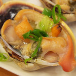 立呑み 得一 十三店 - 活大アサリしょうゆ焼２個　330円