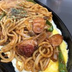 スパゲッツ ダンディ - 2018年3月12日鉄板ナポリタン(小)680円:卵焼きが敷かれたバージョンの写真を追加します。今日はちょっと麺が柔らかくて、懐かしソフト麺風だった。値段が変わっていたのにさっき気づいた。