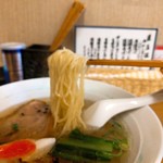 インディアン - めーーん！艶々でツルっとしているがバランスが良い麺