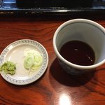 虎ノ門 大坂屋 砂場 - 二枚頼むとこのセットが2つ届きます。つゆは徳利で出ます。