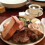 パーラー江古田 - トーストセットよく焼き。ドリップコーヒーの豆はベルー。スライスパンは、くるみコンブレ・カシューナッツ黒胡椒・フルッタ。端っこトーストよく焼き最高～(≧▽≦)b 20180312　980円。税込み