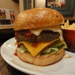チーズバーガーのアップ