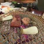 고시레 - 肉は店員さんが焼いてくれます