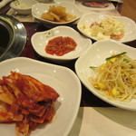 고시레 - 画面奥のイカのキムチが美味しかった