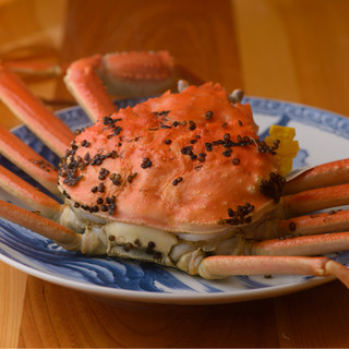 The only cooking method is boiling. The best way to eat the finest Echizen crab is by boiling it.