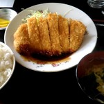 お食事処 たくみ - ソースはデフォルトかけらています。