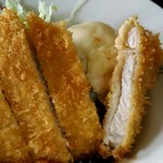 お食事処 宅味 - かつの後ろには野菜とポテサラです。