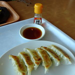 尾道ラーメン ひろ - 餃子　餃子のたれにラー油を混ぜます