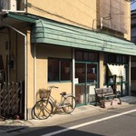 うどん乃 かわむら - お店の外観。左側のガラス戸はコインランドリーで、右側がうどん屋さん兼物販店