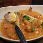 ダバ インディア - シャクティマサラは、マイルドな海老と魚のカレーです。