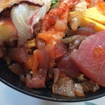 美幸寿司 - てんこ盛りの具材の下にさらに切り落としが