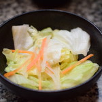 とんかつ 大宝 - 【ランチ ヒレかつ定食@税込1,050円】生野菜。卓上のドレッシングで。