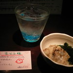 丁寧なメッセージカード。マンゴー酵母の忠孝水割り、お通しはてびちマース煮。口の中でくずれる美味しさ