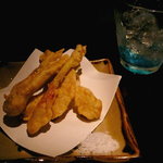 旬菜処 びいどろ - 島らっきょうの天ぷら。1人で行ってもいろいろ食べられるよう、一皿の量を調整してくれるのも嬉しい