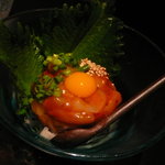 旬菜処 びいどろ - セーイカの石垣島ラー油ユッケ。まったりした食感がいかにも南国のイカらしい。ラー油も石垣島産にしているのがいい