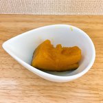 讃岐うどん 豚丼 麦 - お通しのかぼちゃの煮物
