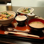 三軒茶屋 - 炭焼き熟成鶏の親子丼定食　1,080円