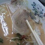 福龍ラーメン - チャーシューは豚バラ肉で、硬めの歯応えを残し、味は素直な肉味。