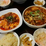 香辣家 - 香辣家特製牛肉入り麻婆豆腐と、サンラータン麺を、ハーフ&ハーフで注文！奥のは香辣家四川激辛担々麺(ゴマなし)