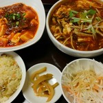 香辣家 - 香辣家特製牛肉入り麻婆豆腐と、サンラータン麺を、ハーフ&ハーフで注文！