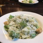The Windsor - シーザーサラダ。二人で分けるから取り皿プリーズと言ったら、二等分して盛って来てくれた。