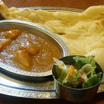 Masara - Cランチ（750円）はカレーとナン、サラダのセット