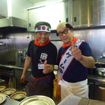 本田商店 - 「本田商店」大将の本田くん（左）と罰ゲームの加トちゃんのヅラ姿でお店を手伝う「ラーメン梁山泊」大将の池末くん（右）