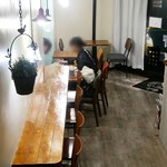 Cafe maruni - 1階はカウンター席とテーブル席