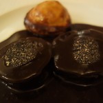 ル・ブルギニオン - 左腿肉、中パイ包み、右背肉。