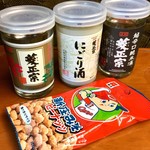 酒舗 菱正宗 - 今回買ったお酒とおつまみ。例によって、新幹線さくら号車内にて記念撮影。