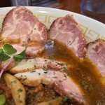 ナルトもメンマもないけれど - 対して叉焼は昔ながらの中華のイメージ