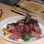 Pyrenees - ボリューム満点！骨付き牛の暖炉焼き