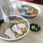 手打ち中華そば 和屋 - 奥が普通盛り