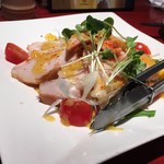 野乃鳥 - スモークチキンのサラダ。彩りきれい。