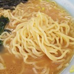 らーめん大吾郎 - 細めで縮れた中華麺。