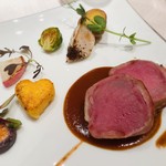 ロゼット - オーストラリア産仔牛ロースとベーコンのメダイヨン仕立て
      ロゼ色に火入れされた仔牛ロース肉は弾力があって、旨味たっぷり！