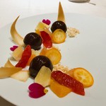 ロゼット - 瀬戸田レモン香るチョコレートのムース
      写真を撮る時にうっかり左下のチュイルに手をぶつけて折っちゃいました(⌒-⌒; )