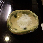 蕎麦切り　こばやし - 添えられている塩
