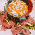 地下だけど入ったら雰囲気が良くて料理人がしっかり食事を作ってお酒もたくさんあって楽しいお店。ごんべえ - 牛の焼きしゃぶ！半熟卵のすき焼き仕立て 1390円