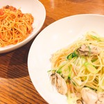 Taverna SAKUHATA - 奥：ボスカイオラ、手前：期間限定牡蠣と岩津ねぎのパスタ