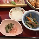 築地食堂　源ちゃん - 小鉢と漬物