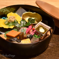 個室会席 北大路 品川茶寮 - 「前菜」（鮑の磯辺和え、メカジキ利休焼き、菜の花生ハム巻き、三色チーズのせ、もずく酢、野菜袱紗、鯛手鞠寿司、蕗当座煮、山東菜と帆立のお浸し）