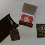 クラブ33 - 記念のシールとボトルにかけるプレート