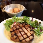 Les　pif　et　dodine - ランチ（税込1,000円）
      豚ロースのグリエ 粒マスタードソース サラダとマッシュルームとバケット。