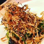 和人 - 鯖のスモークと揚げごぼうのサラダ