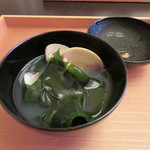 日本料理 きた川 - 桑名蛤潮汁　淡路ワカメ
