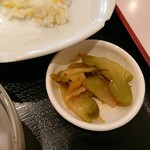 鴻運 - 日替り麺セットの付け合わせ（ザーサイ）