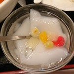 鴻運 - 日替り麺セットのデザート（杏仁豆腐）