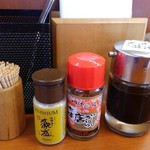 Tendon Tenya - 調味料たち、てんやのたれおいしいです