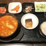 KOREAN DINING 長寿韓酒房 - 純豆腐チゲAセット  950円